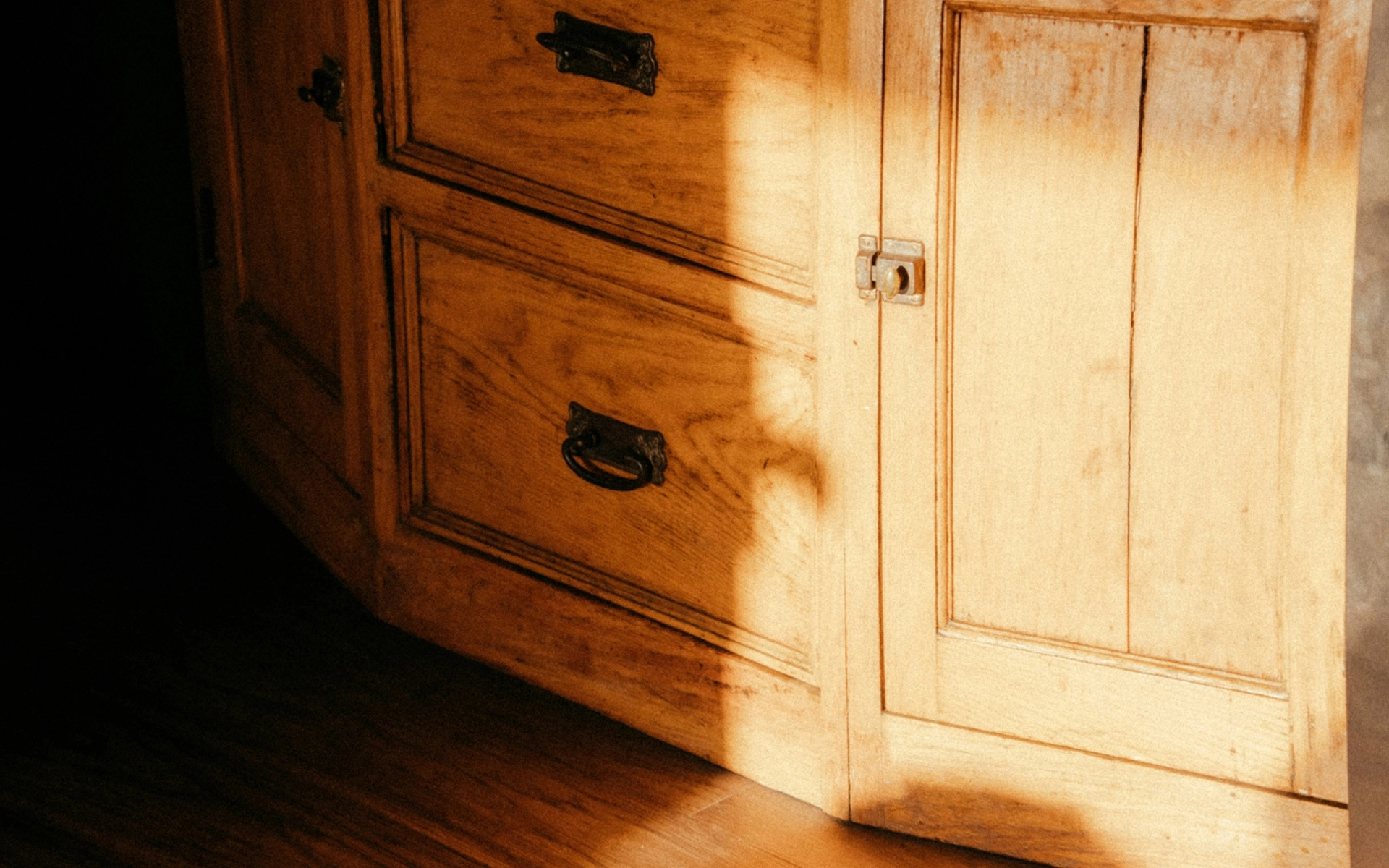 Arredare sostenibile con i mobili artigianali in legno massello Livio Bernardi