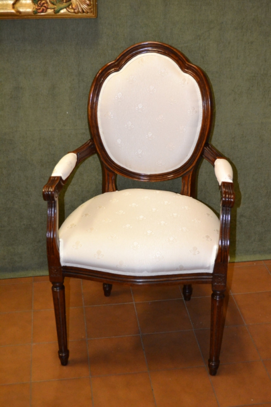 Poltrona modello " Tre gobbe" e gambe tornite e scannellate POL 53