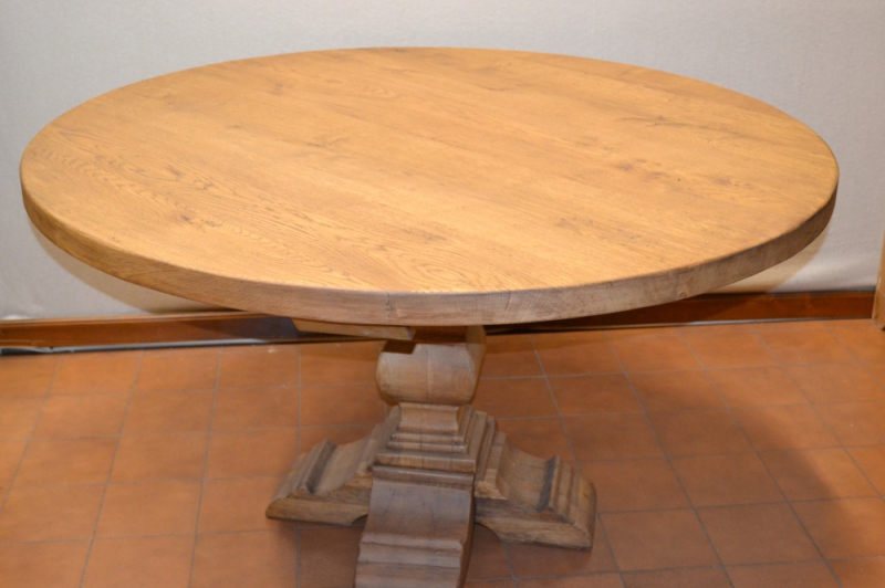 Tavolo rotondo in legno di  rovere massello con gambone centrale  ART TAV ROT 09