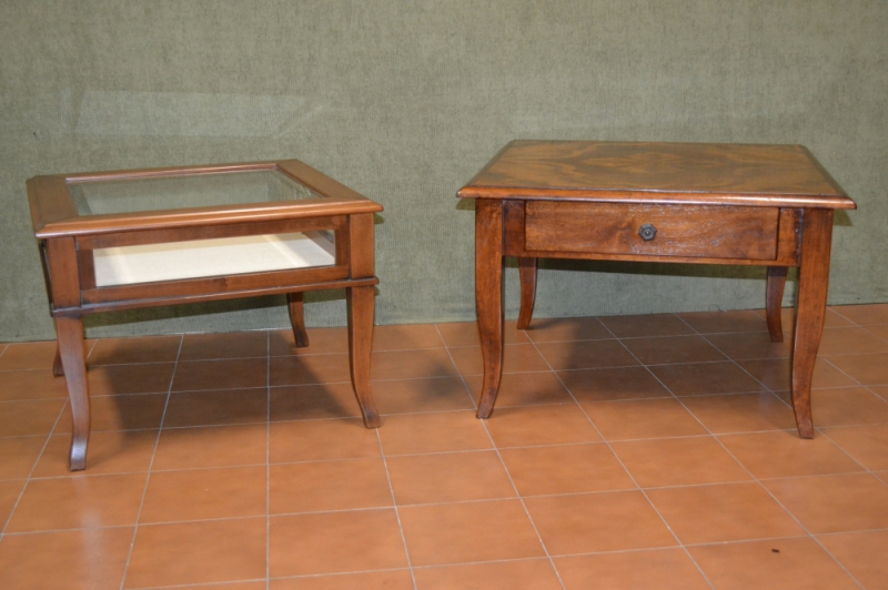 Tavolino da salotto in legno di noce con 1 cassetto, gambe a sciabola e piano con intarsio ART. T 09