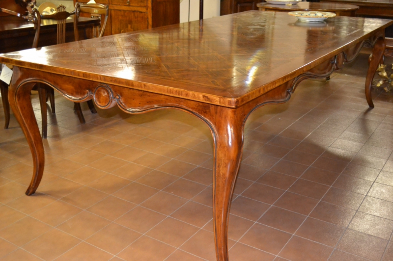 Tavolo rettangolare modello "Cubi"  in legno di tiglio massello con piano lastronato in legno di rovere con gambe e fasce perimetrali intagliate  TAV RET 12