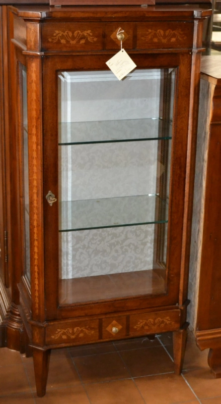 Vetrina-argentiera-cristalliera in legno di noce con intarsi sul cassetto e sui pilastri  con 1 anta e 1 cassetto ART  VETR 41