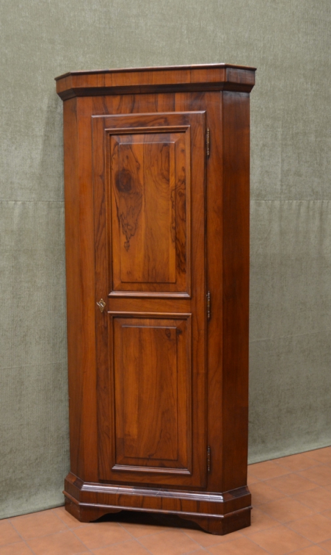 Corner -High corner cabinet in solid olive wood ART ANG 42