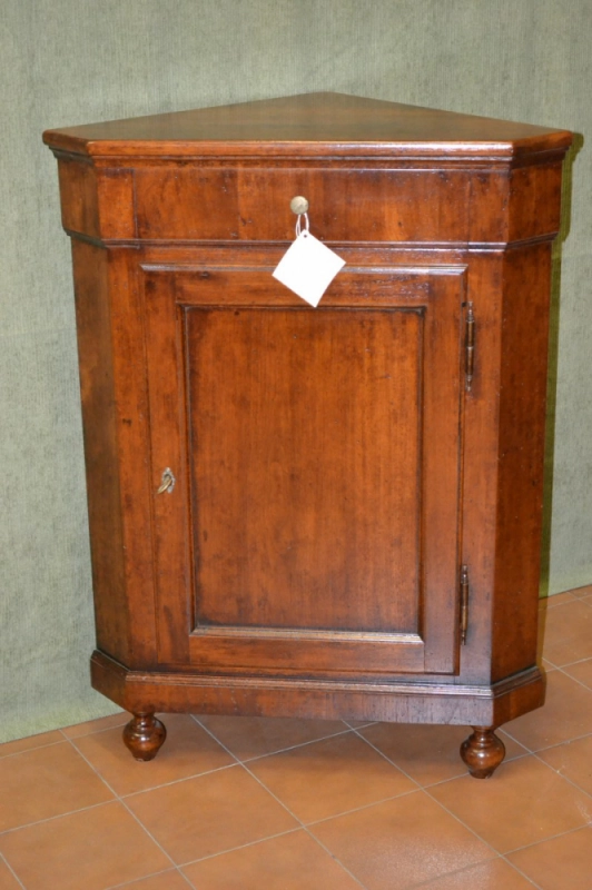 Angoliera - Mobile ad angolo bassa con anta e cassetto e gambe a cipolla in legno di noce massello  ART ANG 22