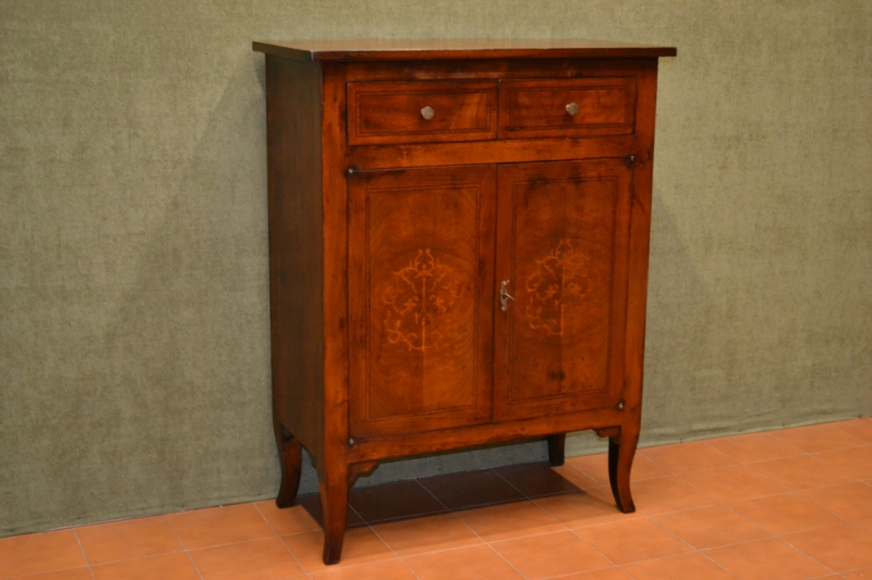 Mobile da entrata -Credenzina in legno di noce massello con intarsi e filetti a 2 ante e 2 cassetti con gambe a sciabola INGR 30