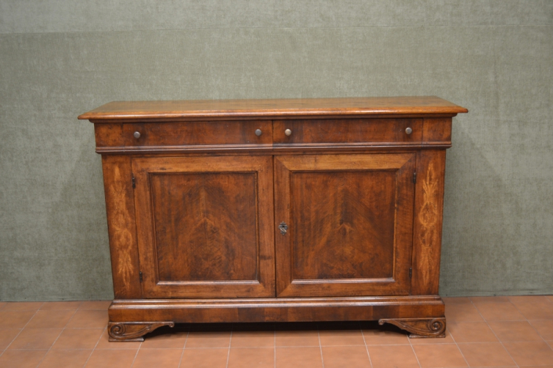 Credenza a 2 ante e 2 cassetti in legno di noce con pilastri intarsiati e gambe leggermente intagliate ART CRED 2P-07