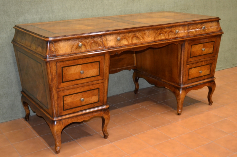 Scrivania- scrittoio in stile "700"modello "Urna" in legno antico di noce e radica di noce riciclato con gambe a sciabola ART SCR 40