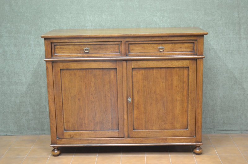 Credenza a 2 ante e 2 cassetti in legno di noce massello con gambe a cipolla con intarsi e filetti art. CRED 2P-41