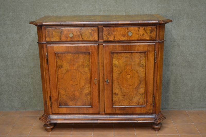 Credenza 2 ante e 2 cassetti con  gambe a cipolle in legno di noce e  radica di noce con intarsi e filetti  ART CRED 2P-37