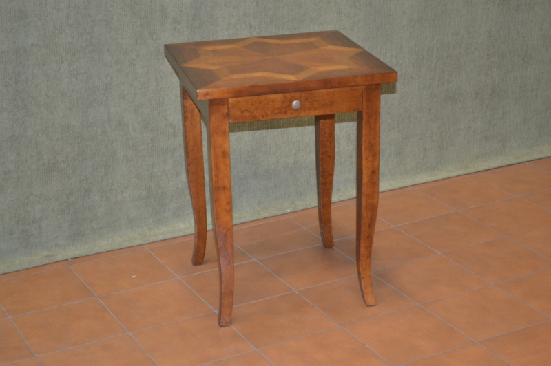 Tavolino quadrato in legno di acero massello con intarsio sul piano superiore, gambe a sciabola e cassetto ART T 68