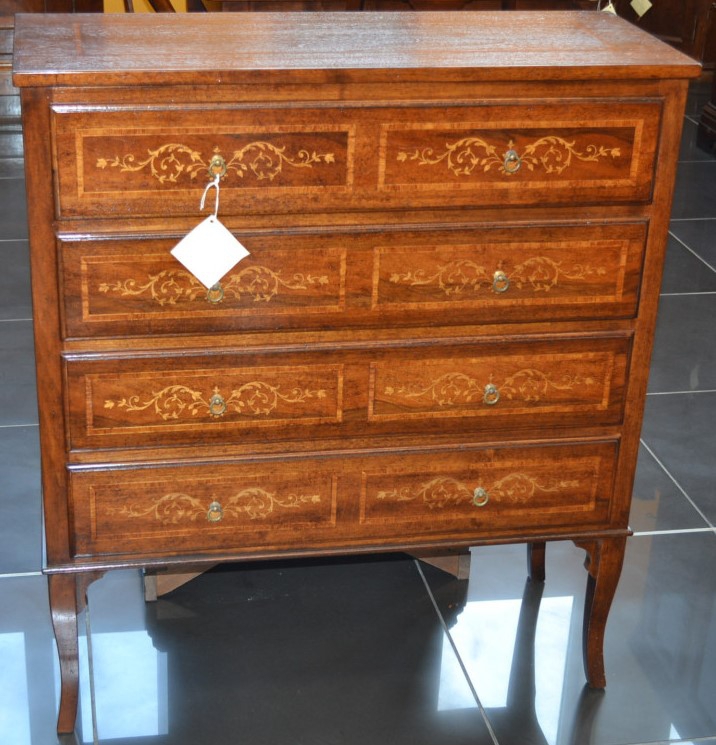 Cassettiera in legno di noce con filetti e intarsi sul piano superiore e frontale dei cassetti; gambe a sciabola ART SET 10
