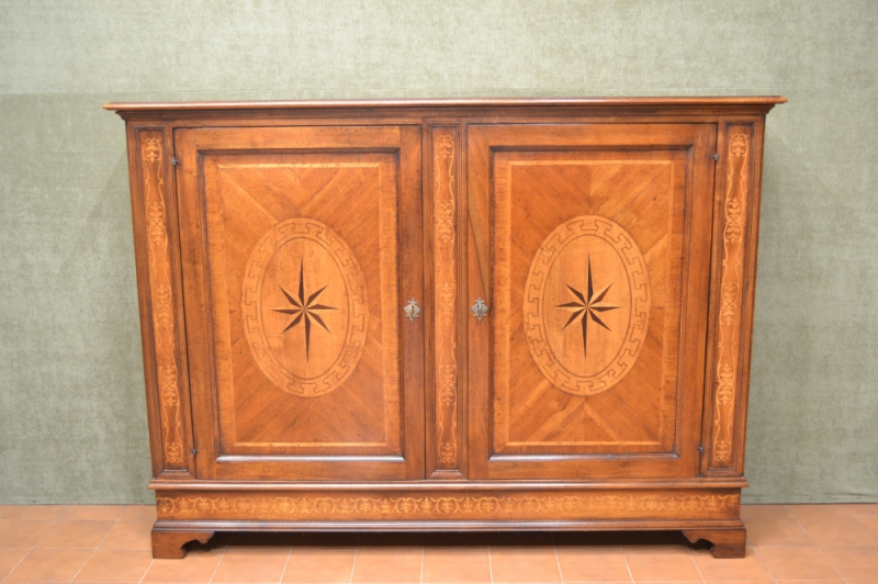 Credenza modello Bassano stretta in legno di noce massello con intarsi e filetti  ART CRED 2P- 38