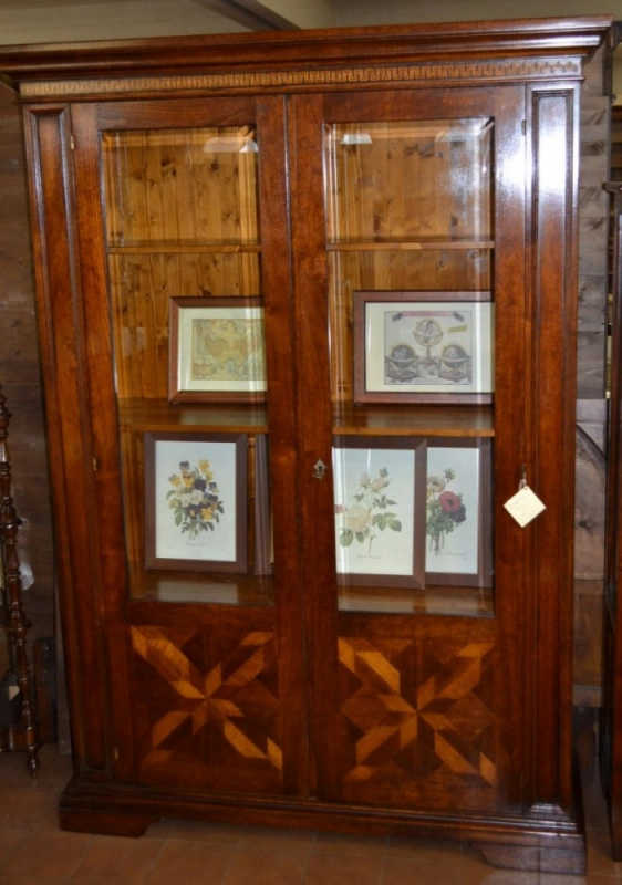 Vetrina-argentiera-cristalliera modello "Pilastri" in legno di noce massello a 2 ante con intarsi e filetti ART VETR 08