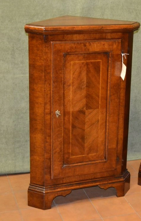 Angoliera - Mobile ad angolo basso sagomato in legno di noce lastronato  ART ANG 10