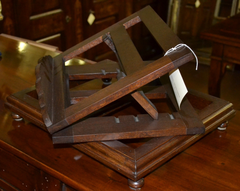 Leggio in rovere massello  da tavolo, orientabile e con inclinazione regolabile .ART LEG 02