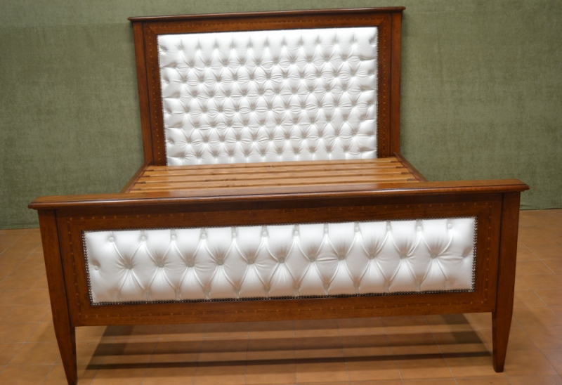 Letto matrimoniale in legno di noce rivestito in pelle capitonn&egrave; ART LET  30
