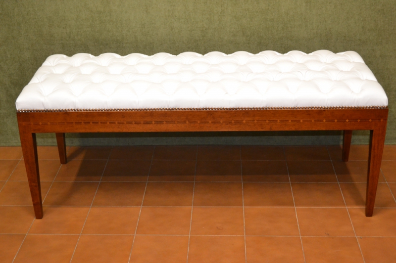 Panchetta scendiletto in legno di noce con filetto rivestita in pelle capitonn&egrave; ART PAN 06