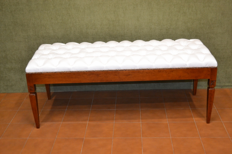 Panchetta scendiletto in legno di noce rivestita in pelle con gambe Luigi XVI ART PAN 07