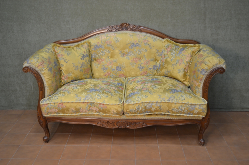 Divanetto a 2 posti modello "Barchetta " con gambe a sciabola con intagli ART DIV 07