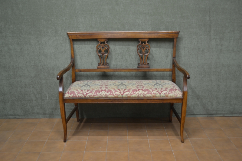 Divanetto traforato a 2 posti in legno di noce massello con gambe a sciabola ART DIV 12