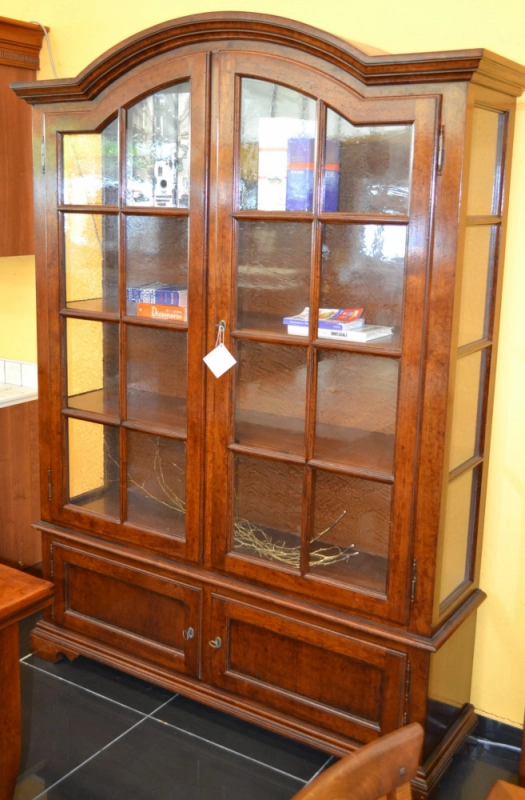 Vetrina modello "Inglesina" in legno di noce massello con cimasa sagomata, con 2 ante con grate in legno ART VETR 30