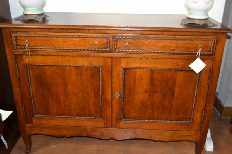 Credenza con gambe a sciabola con baciliera  in legno di noce massello con 2 ante e 2 cassetti ART CRED 2P-31