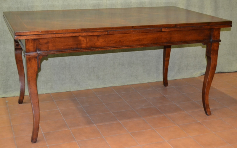 Tavolo rettangolare allungabile in legno di noce e ciliegio lastronato con intarsi, gambe in stile "Doppia sciabola" ART TAV RET 04