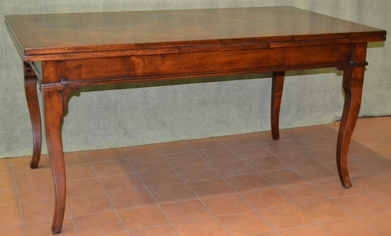 Tavolo rettangolare allungabile in legno di noce con filetti e gambe a sciabola con cornicetta TAV RET 05