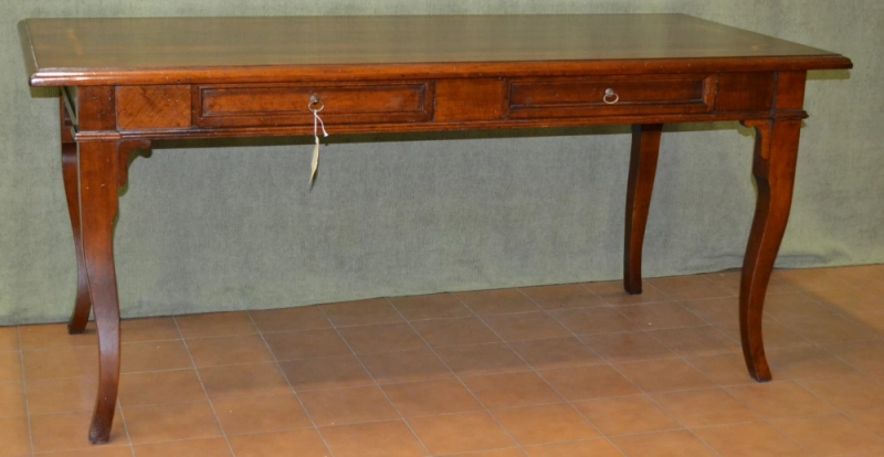 Tavolo con  2 cassetti in legno di noce massello con filetto con gambe a sciabola  con cornicetta TAV RET 08