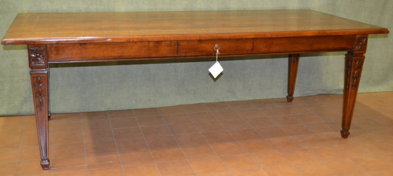 Tavolo rettangolare in legno di noce massello con filetti , 1 cassetto e gambe intagliate TAV RET 09