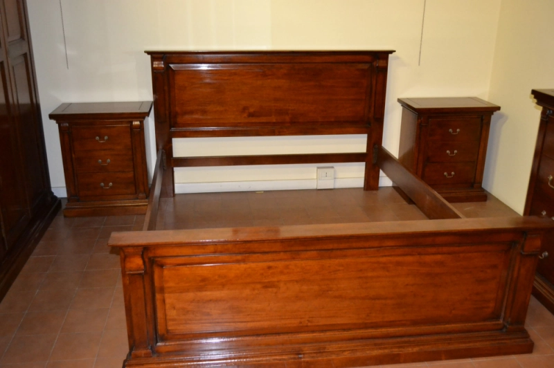 Bed with shaped pillars legs