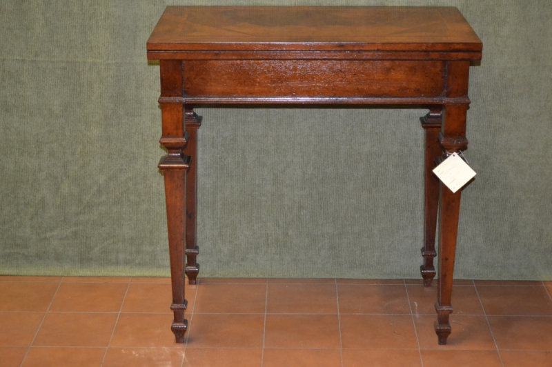 Tavolino da gioco apribile in legno di noce lastronato con gambe in stile "Luigi XVI" art. INGR 44