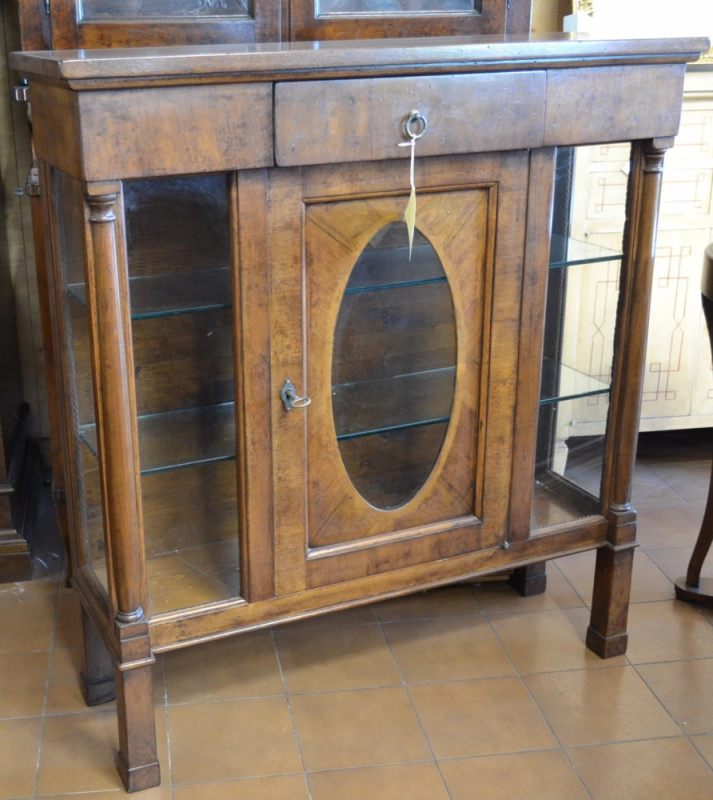 Vetrina-argentiera-cristalliera modello "Impero" in legno di noce massello con 1 anta e 1 cassetto ART VET 37