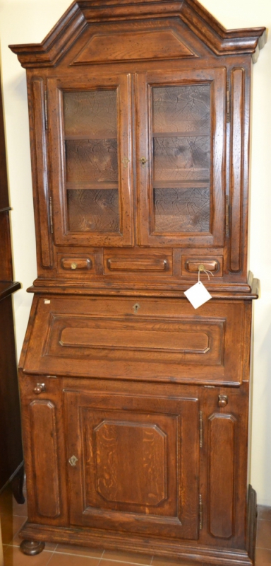 Trum&ograve; in legno di rovere con vetro sulle porte e con 2 cassetti. ART TRUMO' 02