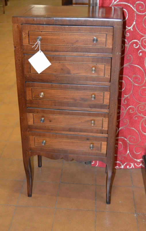 Cassettiera in legno di noce lastronato, con filetti su cassetti e piano superiore. Gambe in stile "Luigi xvi" art. SET 06