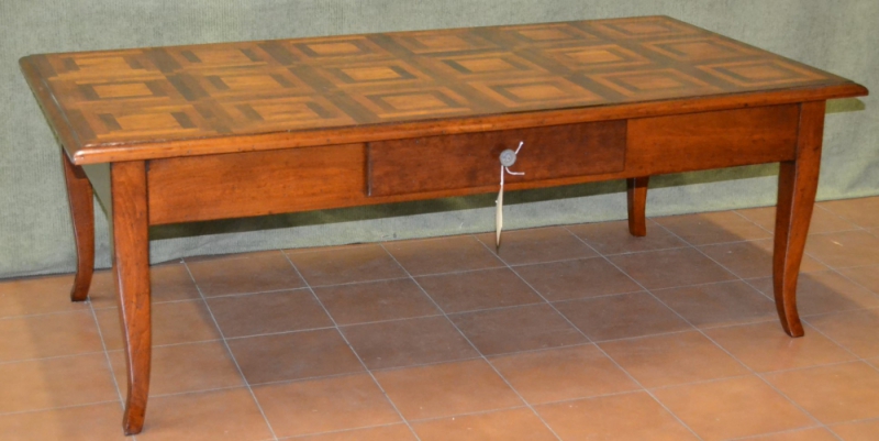 Tavolino modello "Stecchette" in legno di noce lastronato con gambe a sciabola , 1 cassetto e piano intarsiato  ART. T. 11