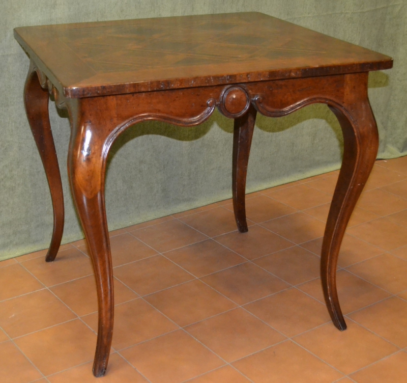 Tavolino modello " Cubi alto" con gambe in  stile 700 e piano lastronato in legno di rovere  T 21
