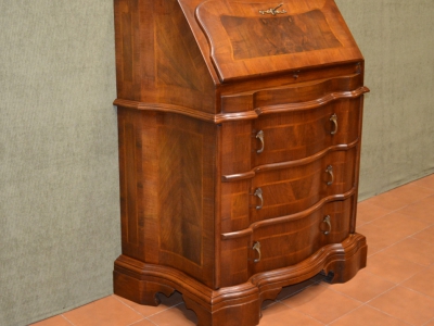 Bureau with shaped sides in classical style - foto 1