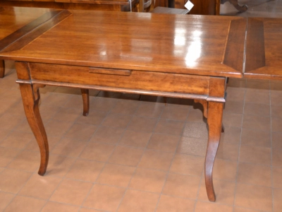Tavolo rettangolare allungabile in legno di noce e ciliegio lastronato con intarsi, gambe in stile "Doppia sciabola" ART TAV RET 04 - foto 4