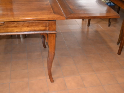 Tavolo rettangolare allungabile in legno di noce e ciliegio lastronato con intarsi, gambe in stile "Doppia sciabola" ART TAV RET 04 - foto 3