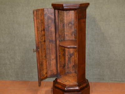 Colonna ottagonale  realizzata in legno di noce e radica di noce antichi con 1 anta ART COL 02 - foto 1