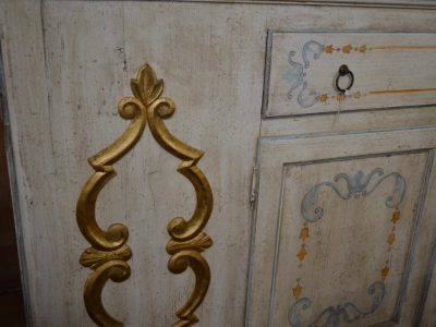 Credenza  4 ante e 3 cassetti in legno di abete antico massello laccata a mano  con fregi  intagliati a mano ART CRED 4P-04 - foto 3
