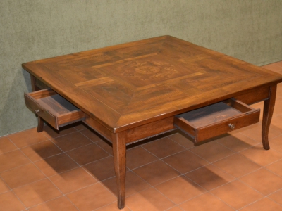Tavolino da salotto in legno di noce massello con piano lastronato con filetti e intarsi , cassetto su ogni lato e gambe a sciabola  T 19 - foto 2