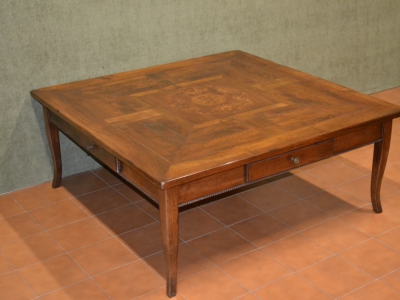 Tavolino da salotto in legno di noce massello con piano lastronato con filetti e intarsi , cassetto su ogni lato e gambe a sciabola  T 19 - foto 1