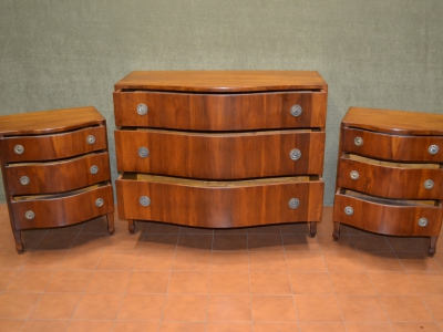 Matching chest of drawer and bedside tables made of solid fir and a 3 mm antique walnut panel - foto 1