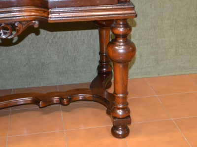 Com&ograve; con frontale sagomato a due cassetti con gambe  tornite ART COM 14 - foto 5