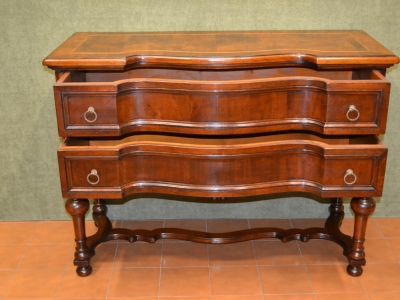 Com&ograve; con frontale sagomato a due cassetti con gambe  tornite ART COM 14 - foto 1