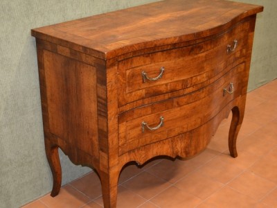 Com&ograve; singolo a due cassetti con frontale  sagomato  realizzaato in legno di noce antico lastronato e filetti  ART COM 18 - foto 2