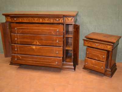 Com&ograve; realizzato in legno di noce, intarsiato,  con ribalta apribile e porte laterali ART COM 37 - foto 1