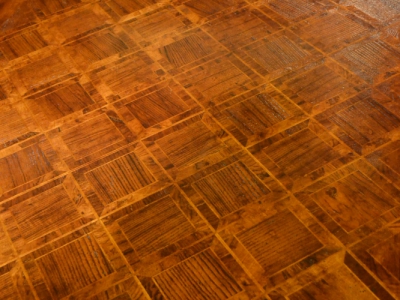 Tavolo rettangolare modello "Cubi"  in legno di tiglio massello con piano lastronato in legno di rovere con gambe e fasce perimetrali intagliate  TAV RET 12 - foto 1